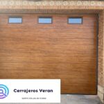 Puerta de garaje imitación madera