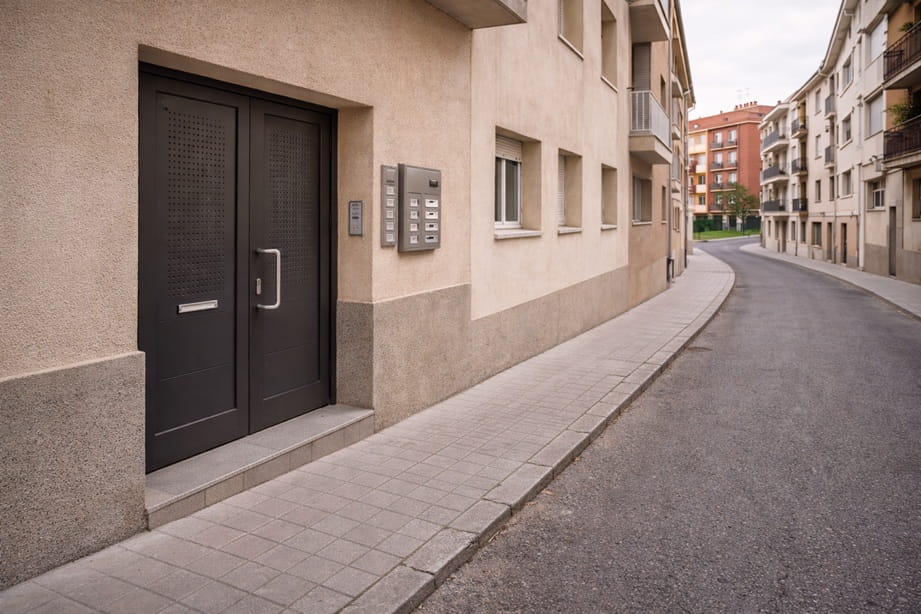 Acceso a edificio en zona Hospital Valladolid con puerta de seguridad